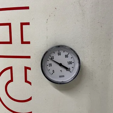 Wärmepumpen-Contracting in Hohwacht, Thermometer am Speicher