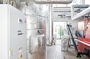 Der Blick in die Heizzentrale des Schulzentrum in Edemissen zeitig die komplexe Technik