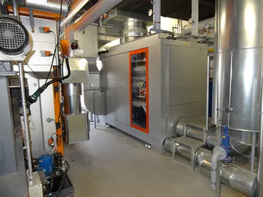  Einsatz eines mit Biomethan betriebenen BHKWs: Dieses wird von einem Holzpelletkessel bei der Wärmeerzeugung unterstützt.