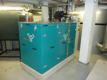 Einsicht in die Heizzentrale mit Blick auf das BHKW im Wohnquartier "Am Schilfpark" in Hamburg Bergedorf