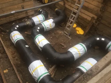 Zukunftssichere Industriewärme für Rothenburgsort, Blick in den Rohrgraben auf Dehnungskurven