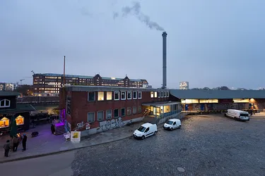 Durch die Nutzung eines alten Lagerhauses als Heizzentrale wird das Stadtbild der östlichen HafenCity nur durch die Schornsteinanlage verändert.