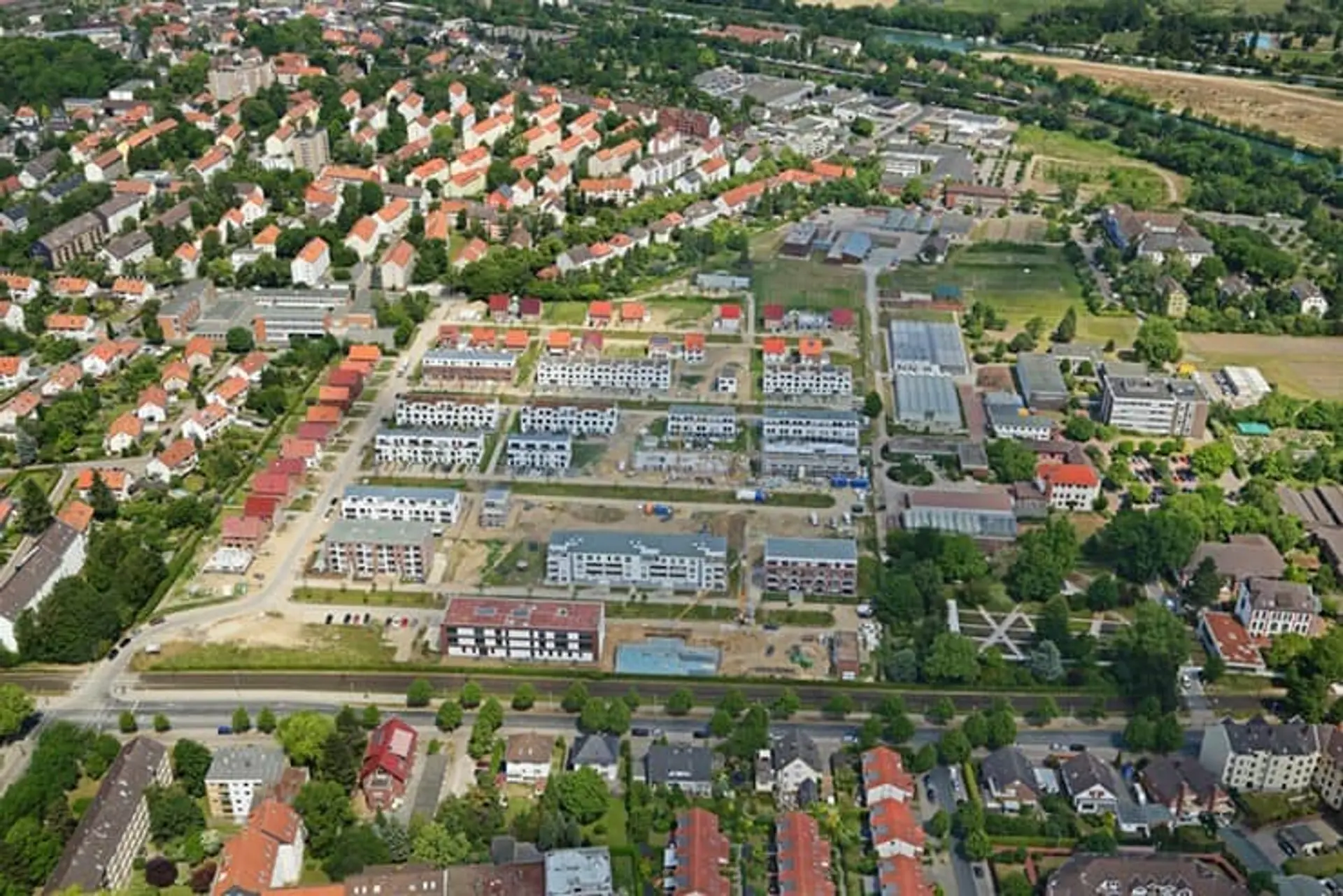 Nachhaltiger Nahwärmeverbund "An der Gartenbauschule" in Hannover-Ahlem, versorgt per Biomethan-BHKW und Brennstoffzelle
