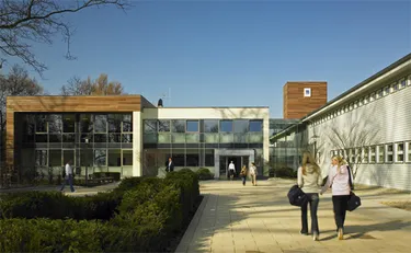 Eingang zum Aspria am Maschsee in Hannover, Wellness Oase durch Wärme aus Biomethan