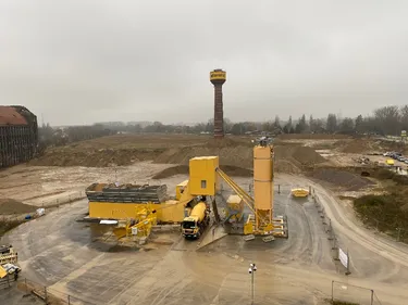 Quartiersversorgung Wasserstadt Limmer, Betonanmischung, Turm und Baufahrzeuge