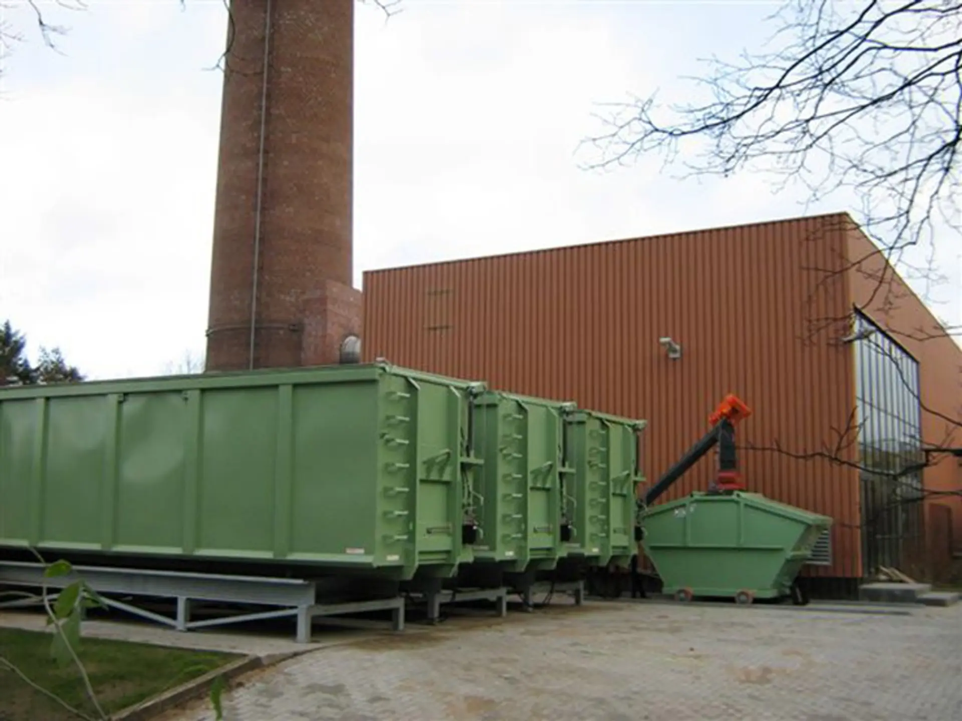 Heizhaus mit beigestelltem Biogas-BHKW im Container im Wohngebiet Kappeln-Ellenberg