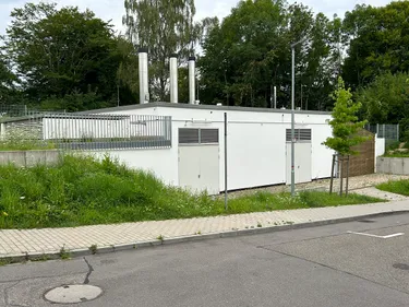 Heizhaus am Straßenrand