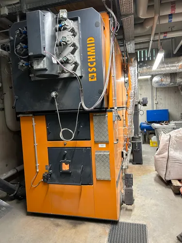 orangener Holzkessel