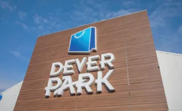Einkaufszentrum Dever Park, Papenburg, mit großem Logo über dem Eingang des Einkaufszentrums
