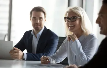 Drei Geschäftsleute sitzen an einem Tisch