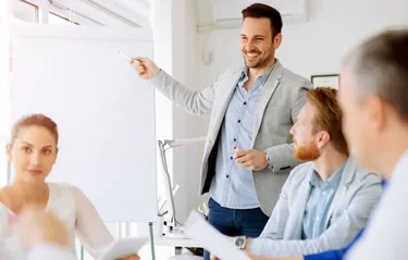 Ein Mann hält eine Präsentation vor seinen Kollegen in einem Konferenzraum.