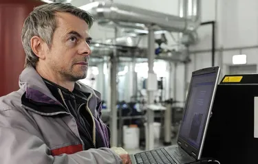 Mitarbeiter in Energiezentrale