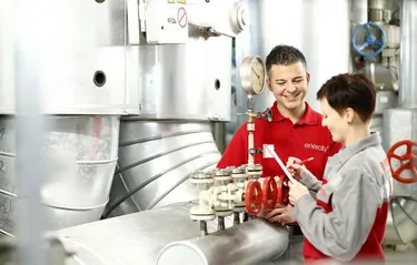 Mitarbeiterin und Mitarbeiter in Energiezentrale