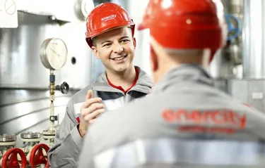 Zwei Mitarbeiter in Energiezentrale