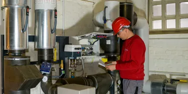 Über unsere Fernwärmestation versorgen wir Hans Hepp rund um die Uhr mit Wärme. 