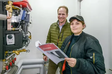 Lisa Zander und Sascha Brandt bei der Wärmeübergabestation