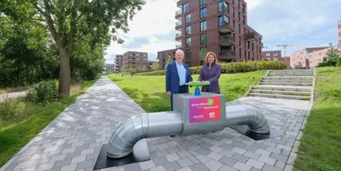 GP-Unternehmenschef Günter Papenburg und enercity-CEO Dr. Susanna Zapreva stellen das Wärmeprojekt und den Baufortschritt in der Wasserstadt vor