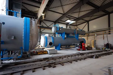 Einheit Wärmetauscher wird in die Halle eingeschoben