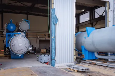 Zweite Wärmetauscher Einheit wird in Halle geschoben