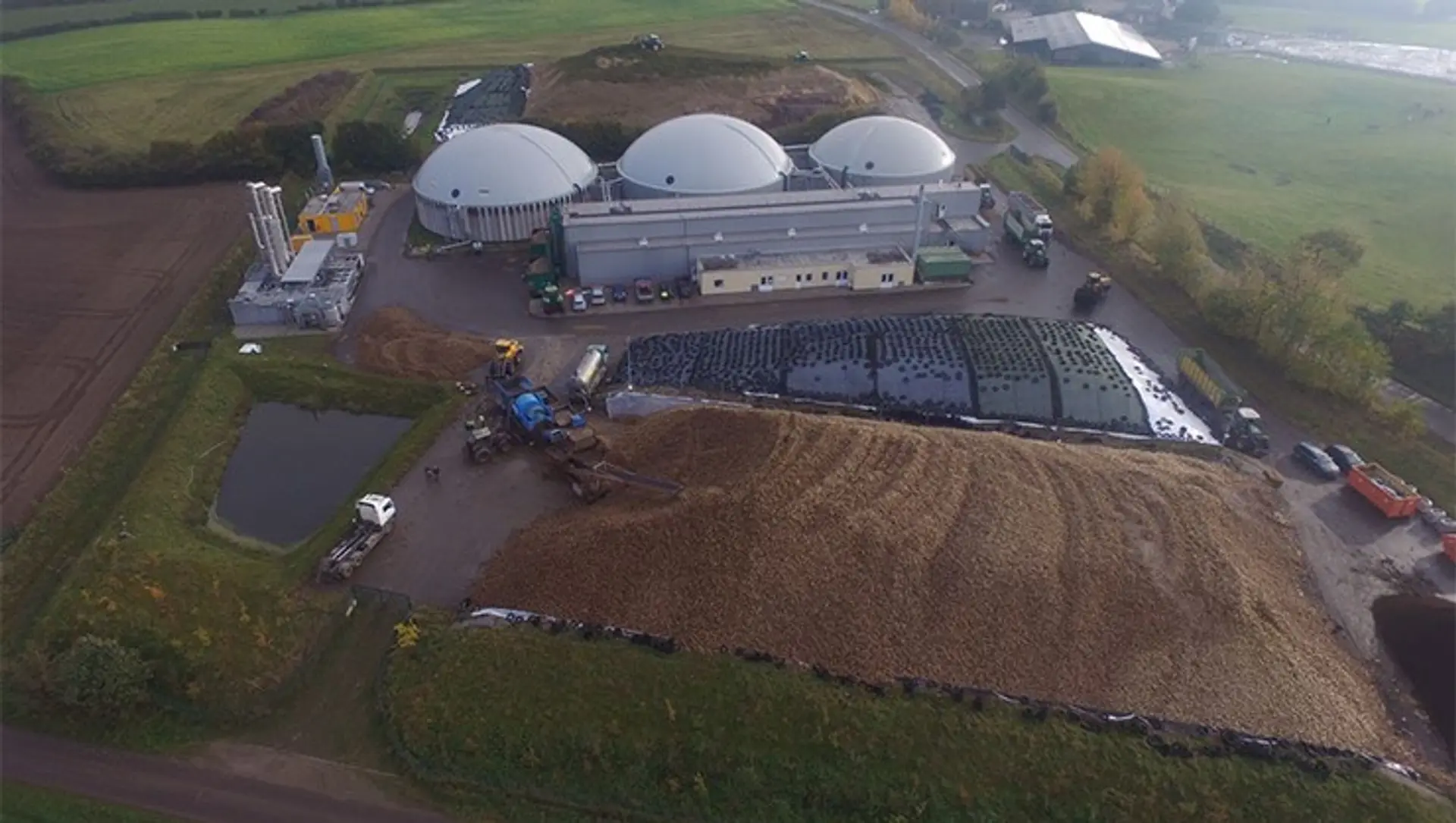 Anlagenkomplex der Bioenergie Loop GmbH mit Fermenter und Biogasaufbereitungsanlage